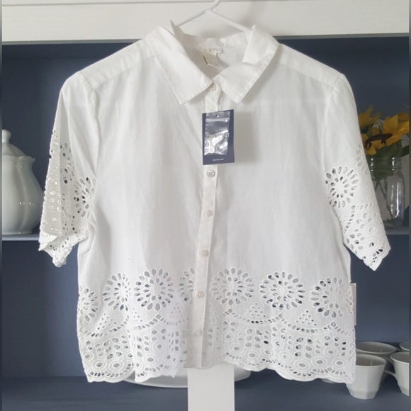 Forever 21 Tops - White Button up Blouse with Flower Detail